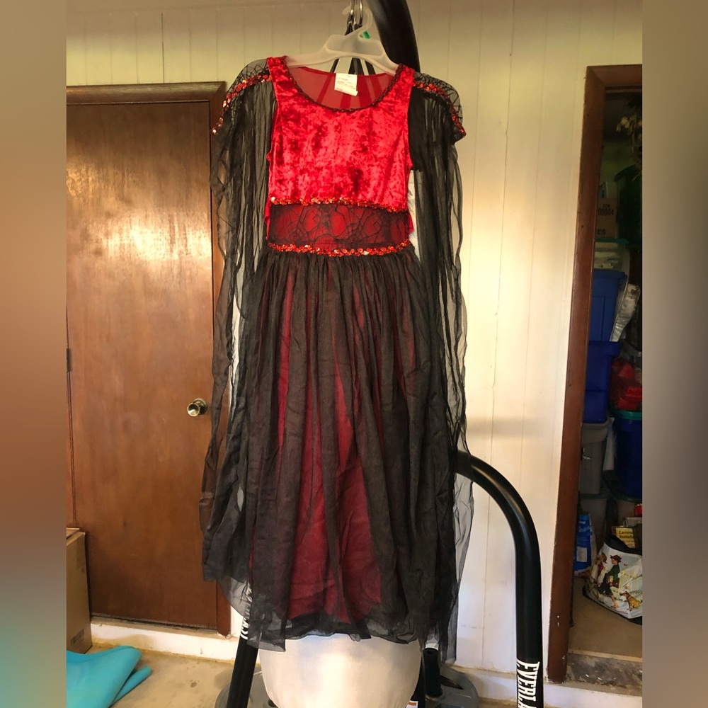 Girl’s Vampire Costume (Child Medium)